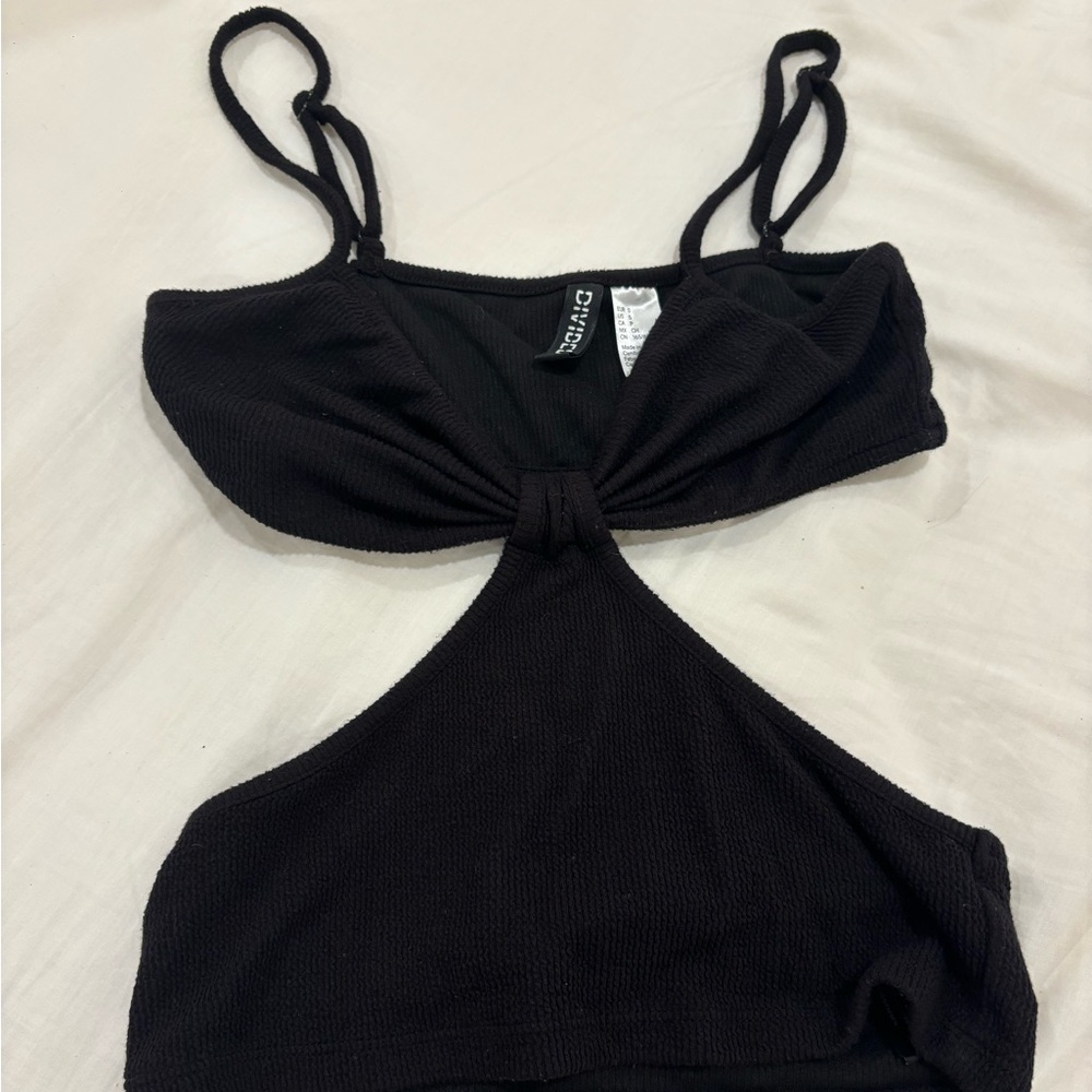 Divided back cutout going out top